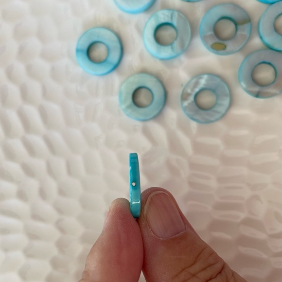 13 Stunning Round Turquoise Blue 20mm Donut Shell Beads for Jewelry Craft Making - Picture 2 of 2